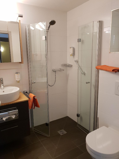 Bathroom 3, Hotel Zur Linde, Verden