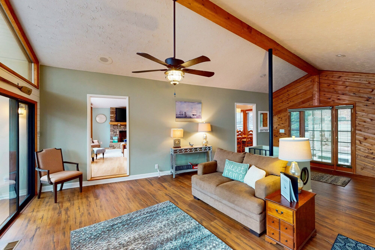 Living area 4, Otter Crossing - Spacious Dog-friendly House W/fire Pit, Deck, Patio & Grill, Bedford