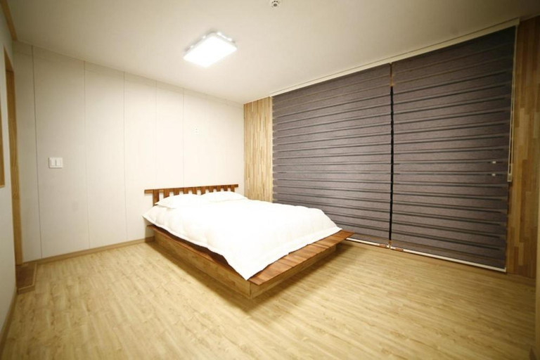 Bedroom 2, Muan Viento Sol Beach Pension, Muan