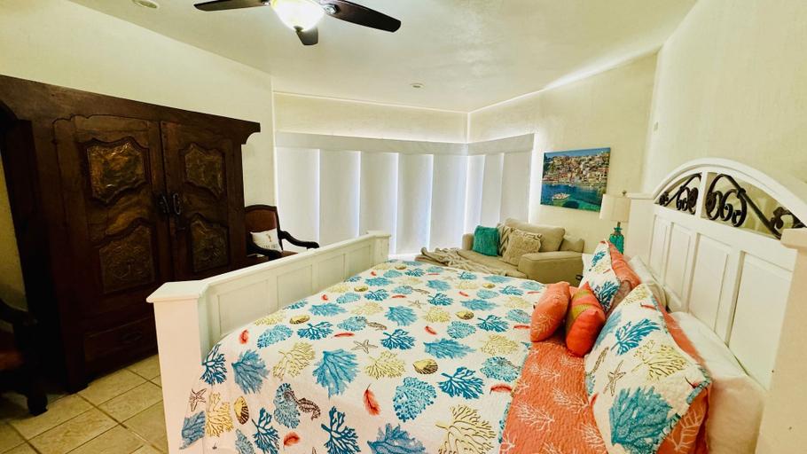 Room 2, Stunning 4 Bedroom Beach Villa on Sandy Beach at Las Palmas Beachfront Resort V9 3 Villa by RedAwning, Puerto Peñasco