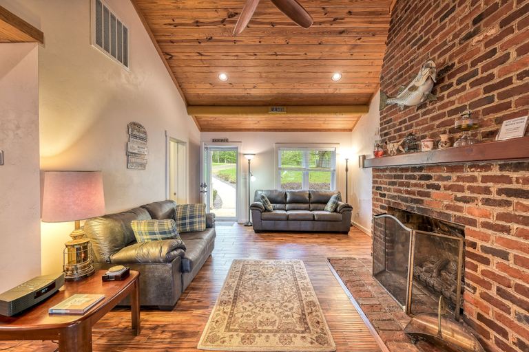 Living area 2, Evergreen - Lakefront Home With Dock, Screened Porch, AC & Kayaks, Bedford