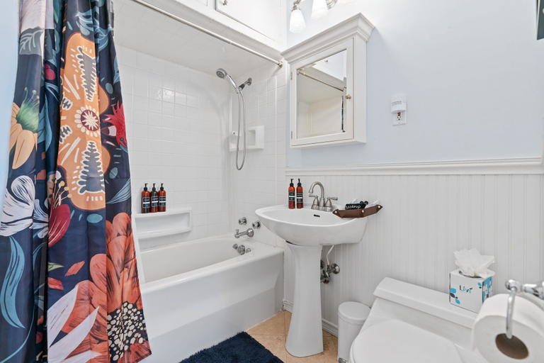 Bathroom 3, The Linden House, Hennepin