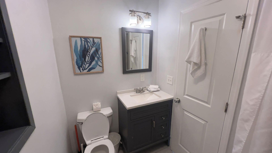 Bathroom 5, driftwood motel, Ocean