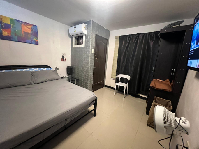 Bedroom 2, UNO'S Place with Karaoke,Wifi,Netflix and Balcony, Imus