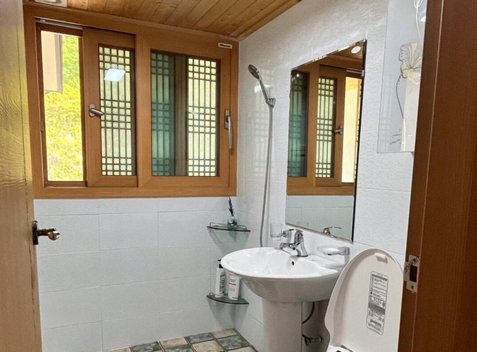 Bathroom 3, wanjuhanog pensyeonhyurim, Wanju