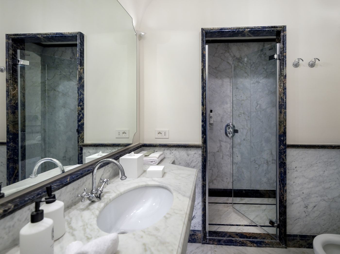 Bathroom 4, Hotel du Tasso, Napoli
