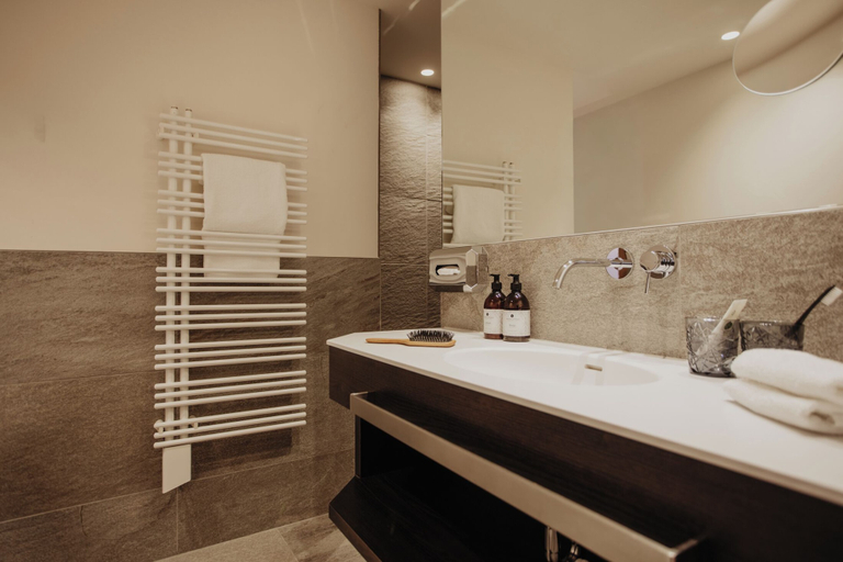 Bathroom 5, Hotel zur Pfeffermühle, Landeck