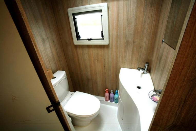 Bathroom 3, sinan ceonilyeomhilringkaempeu karaban, Sinan