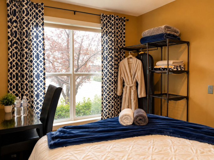 Bedroom 5, Tuscan Ridge Guesthouse Calgary West, Division No. 6