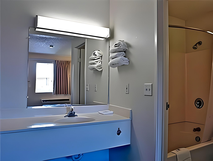 Bathroom 3, Motel 6 Riverside, CA - South, Riverside