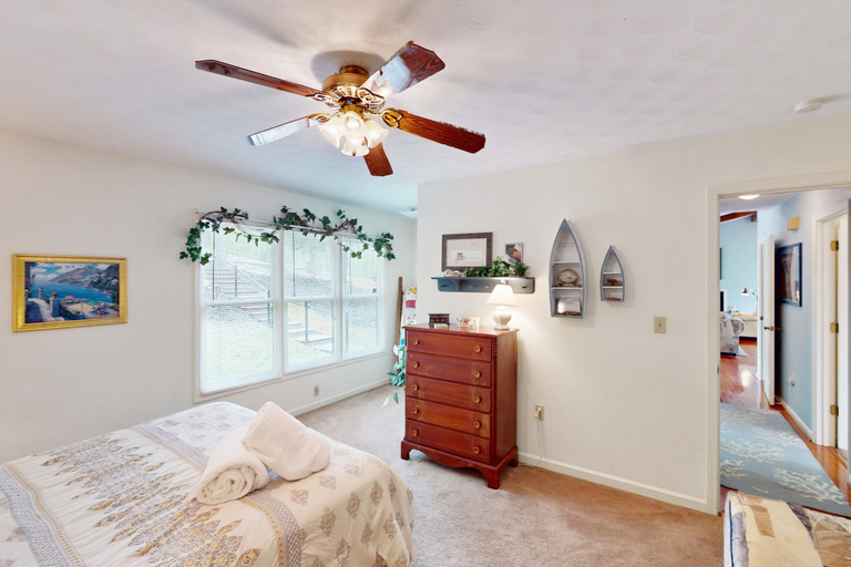 Room 2, 1 Special Place - Waterfront Home With Private Dock, Lake Views, & Washer/dryer, Bedford