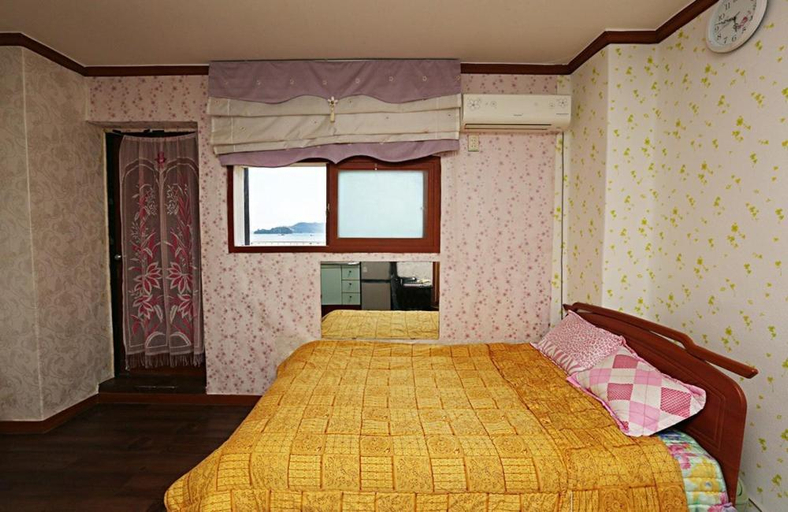 Bedroom 2, Taean Gaetyeowool Pension, Taean