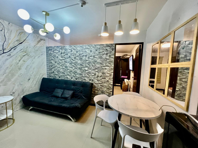 Others 2, UNO'S Place with Karaoke,Wifi,Netflix and Balcony, Imus
