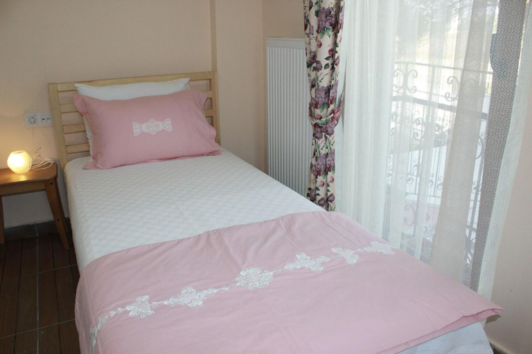 Bedroom 3, Ede Apart Hotel, Ezine