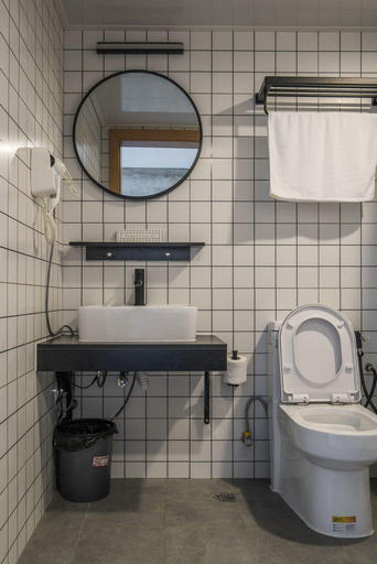 Bathroom 4, Paly Hotel, Semporna