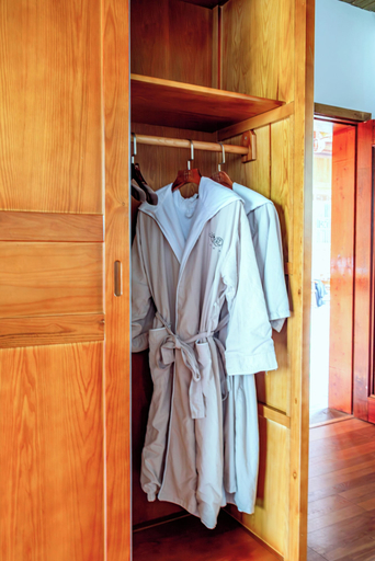Wardrobe, Longshe Yellow Dragon Cave Retreat, Zhangjiajie