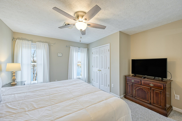 Room 5, Doc Side - Serene Lakefront Home With Dock, hot Tub, Pool Table & Beautiful Views, Bedford
