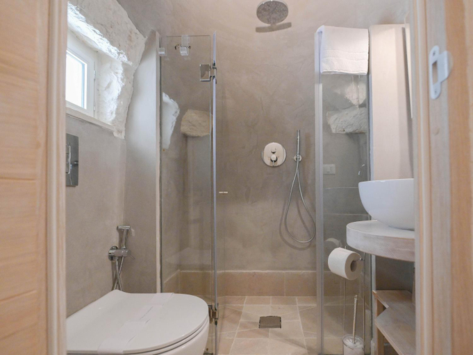 Bathroom, Trullo White Dream con Piscina, Brindisi
