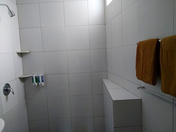Bathroom 3, Kuta Legian Inn, Badung