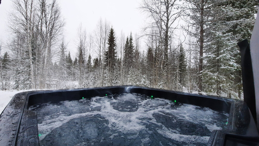 Outdoor spa tub 2, Villa Hulhavanhelmi, Northern Ostrobothnia