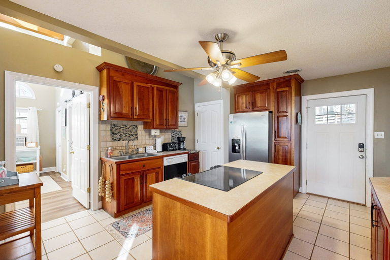 Private kitchen 2, Smith Mountain Bliss - Spacious Waterfront House W/patio, Deck, Fire pit & Grill, Bedford