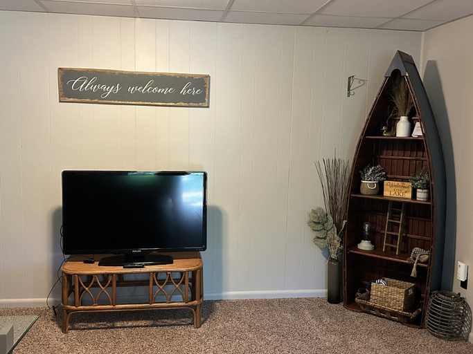 Interior 2, Humble Hideaway - Inviting Lakefront Home With Firepit, Balcony & W/D - Dog-friendly, Bedford