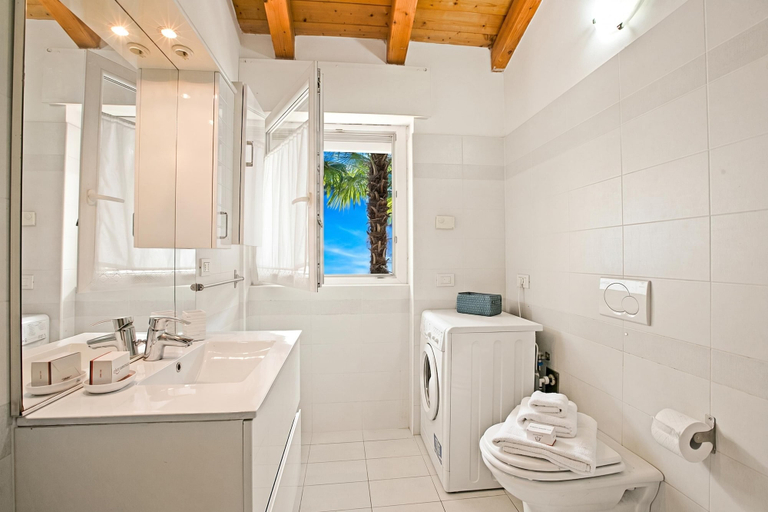 Bathroom 2, Saras Garden Home, Trento