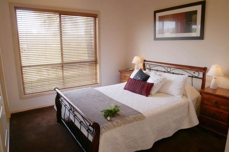 Bedroom 3, Nightingale Wines Luxury Villas, Singleton