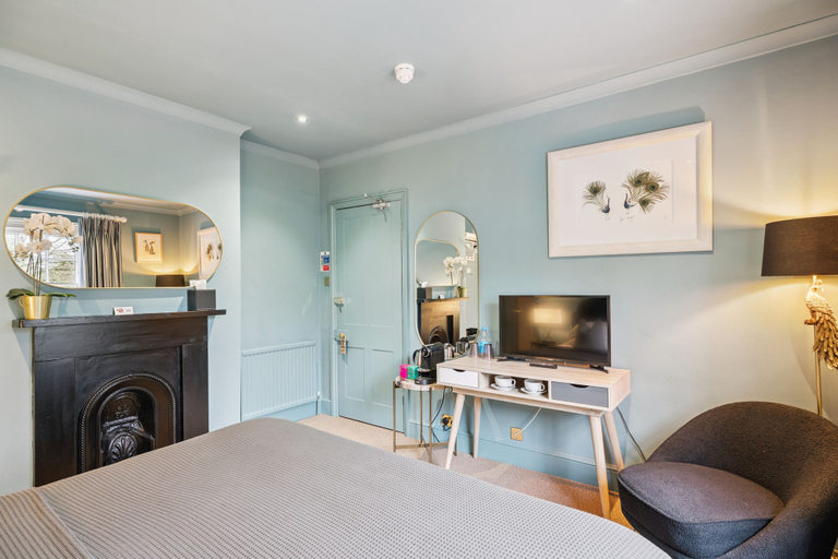 Bedroom 2, The Flower Pot Hotel, Wokingham
