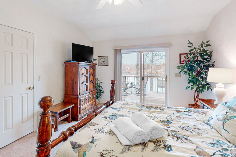 Room 5, A Kerr Home - Waterfront Home With Private Dock, Lake Views, Kayaks, Paddleboat, & Pool Table, Bedford