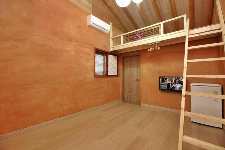Bedroom 2, Jeonju Hanok Maeul Alkongdalkong Darakbang, Jeonju