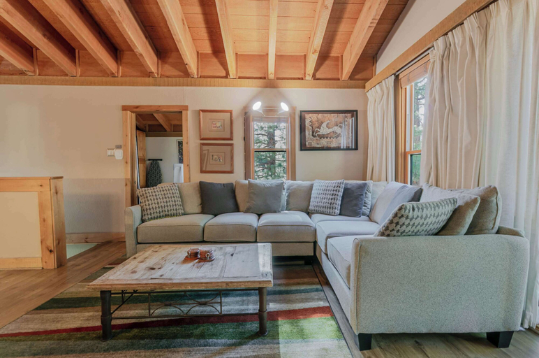 Living area 5, The Golden Bend Cozy Stay, Placer