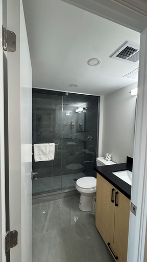 Bathroom 5, Super 5 Inn, Peel