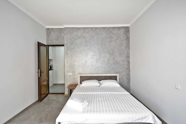 Others 5, Sirik hotel