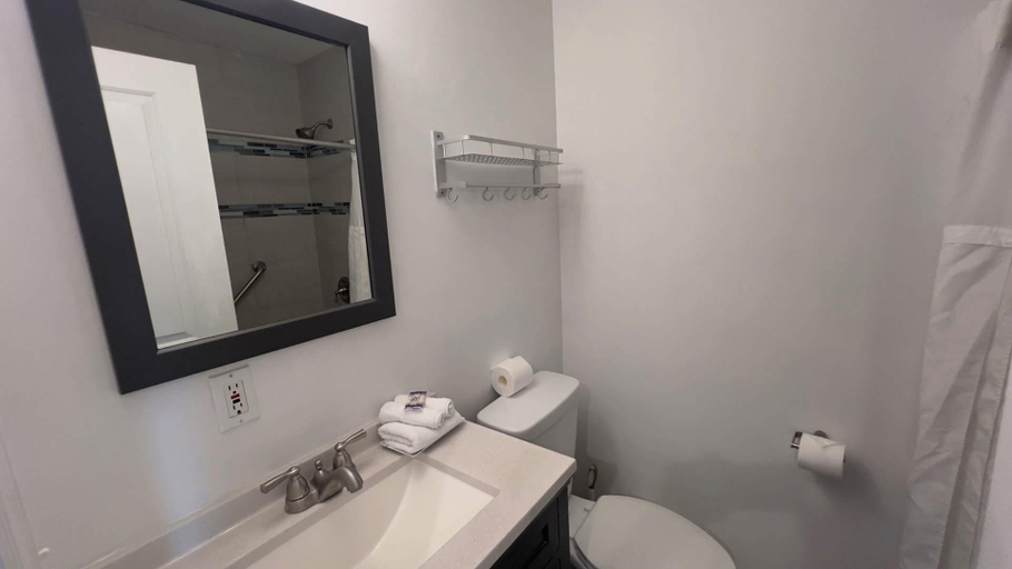 Bathroom 3, driftwood motel, Ocean