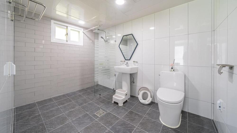 Bathroom 3, Gapyeong shinbi kids poolvilla, Pocheon