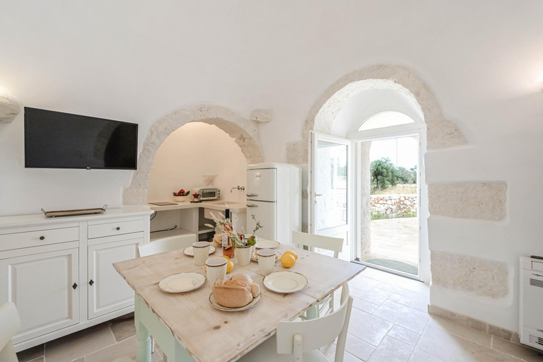 Others 5, Trullo White Dream con Piscina, Brindisi