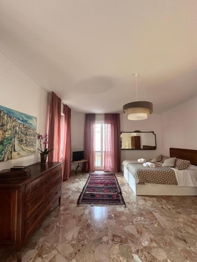 Interior 3, Catullo 12, Verona