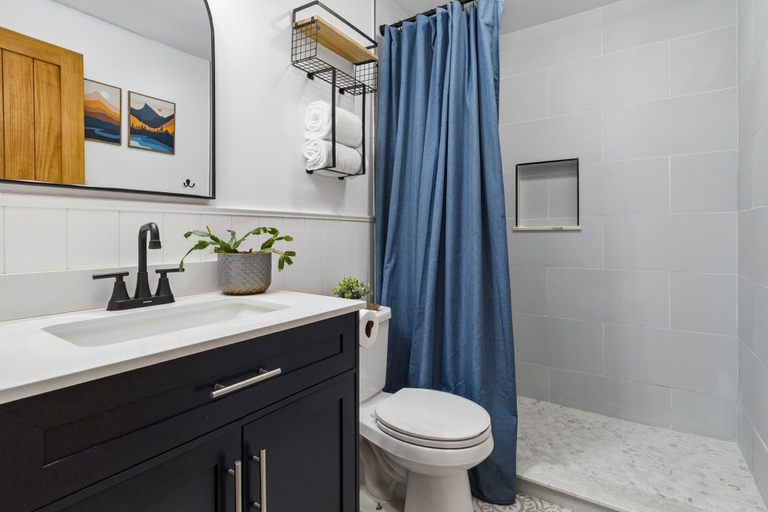 Bathroom, Walnut Street Retreat Downtown, Dog Friendly, Weld
