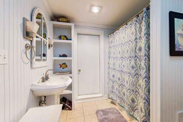 Bathroom 4, Smith Mountain Bliss - Spacious Waterfront House W/patio, Deck, Fire pit & Grill, Bedford