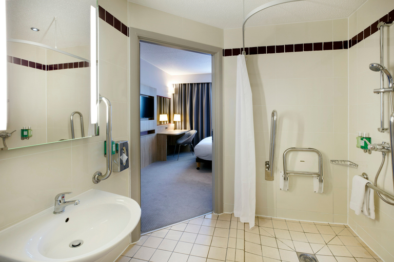 Bathroom 3, Leonardo Hotel London Watford, Hertfordshire