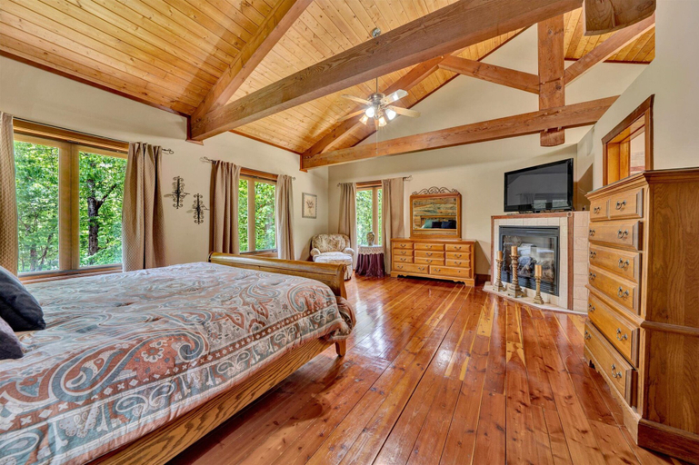 Bedroom 2, The Main House - Lakefront Home With Private hot tub & Balcony, Bedford