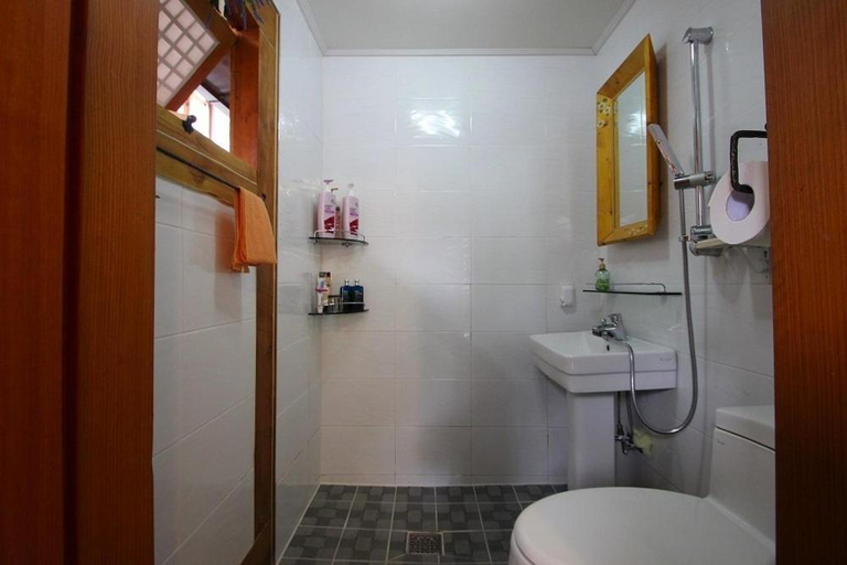 Bathroom 3, Jeonju Keunjudaengii Pension, Jeonju