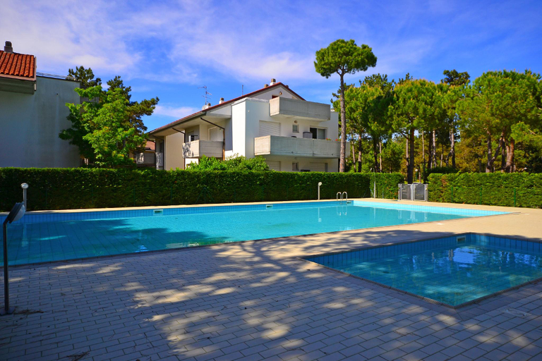 Swimming pool 2, Inviting apartment with pool and solarium, Udine