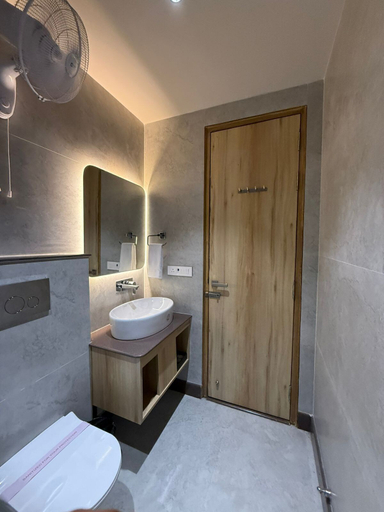 Bathroom 4, Hotel Satnam, Dehradun