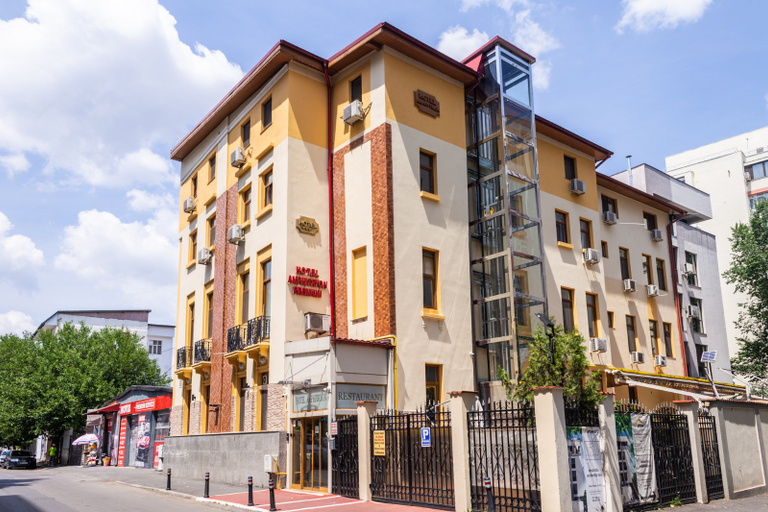 Exterior & Views