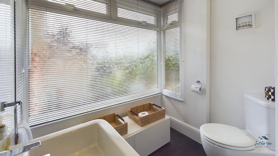 Bathroom 4, Coastal East View in St Helens, Isle of Wight