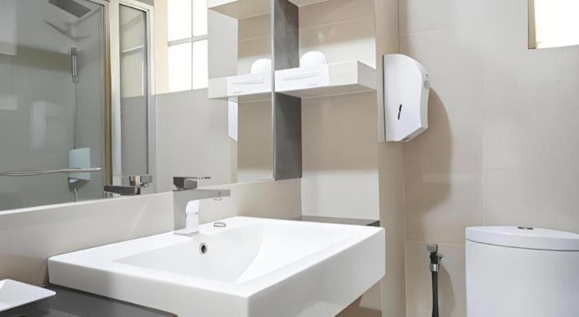 Bathroom 5, 900 Inn, Bintulu