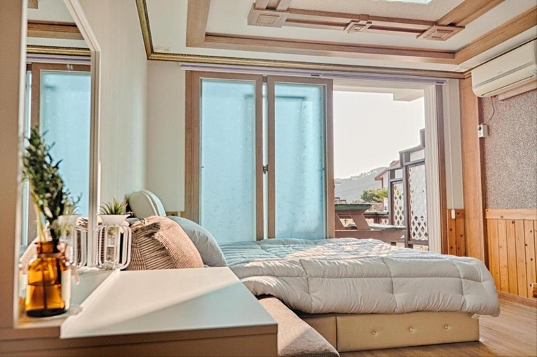 Bedroom 2, Namhae Hoho Flower Pension, Namhae