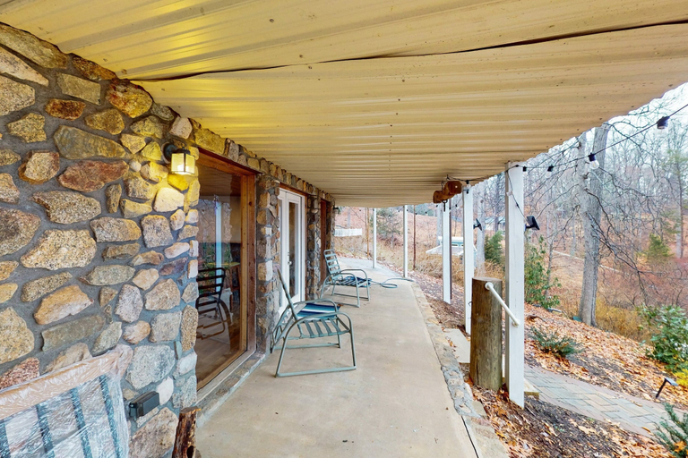 Terrace/patio 2, Otter Crossing - Spacious Dog-friendly House W/fire Pit, Deck, Patio & Grill, Bedford